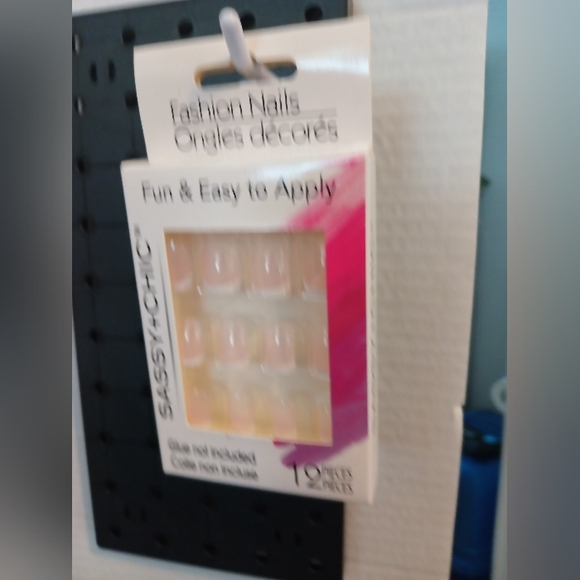 12 sets of artificial nails and 1 set nail wraps - Picture 7 of 9